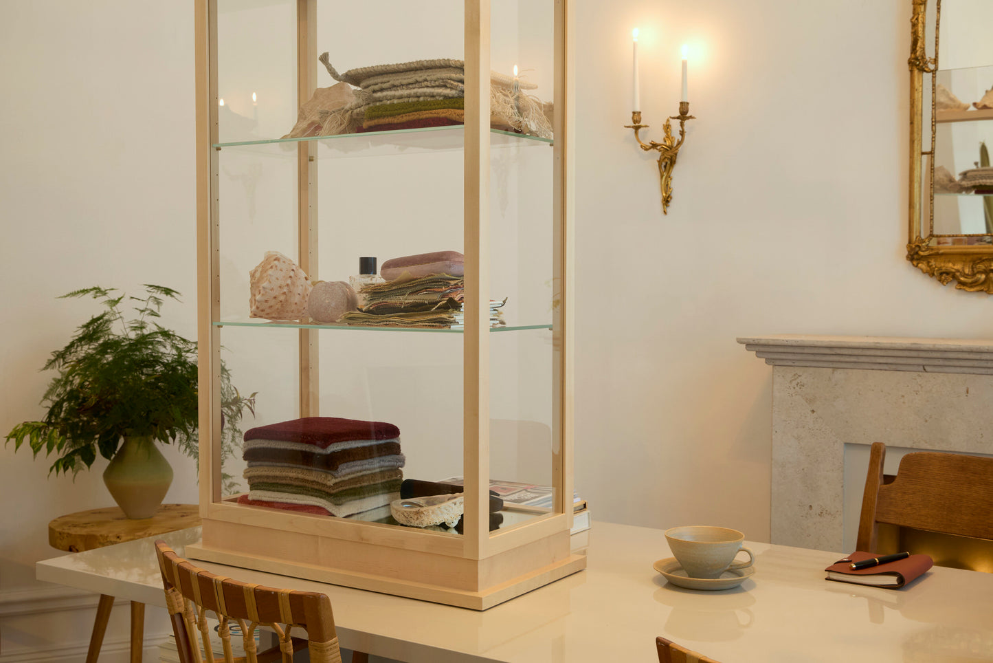 Table display case in solid birch